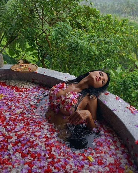 Sveta Bilyalova  nude photo