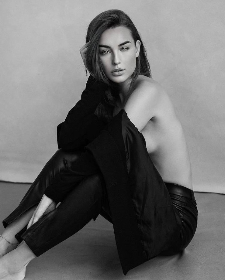 Taylor Bryant  nude photo