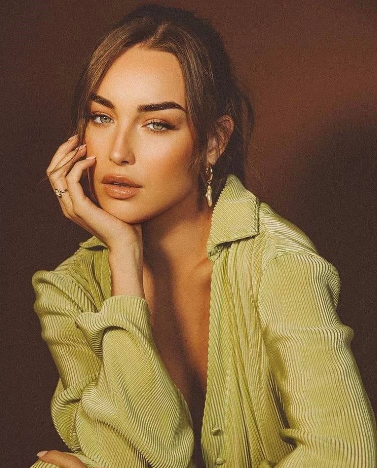 Taylor Bryant  nude photo