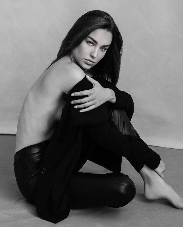 Taylor Bryant  nude photo