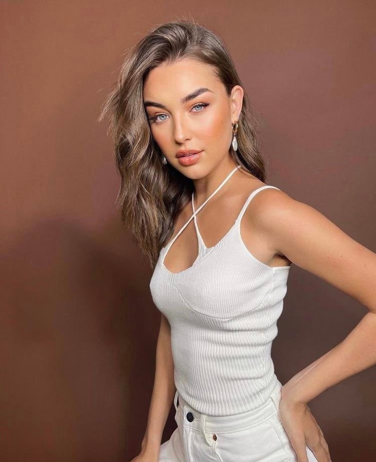 Taylor Bryant  nude photo