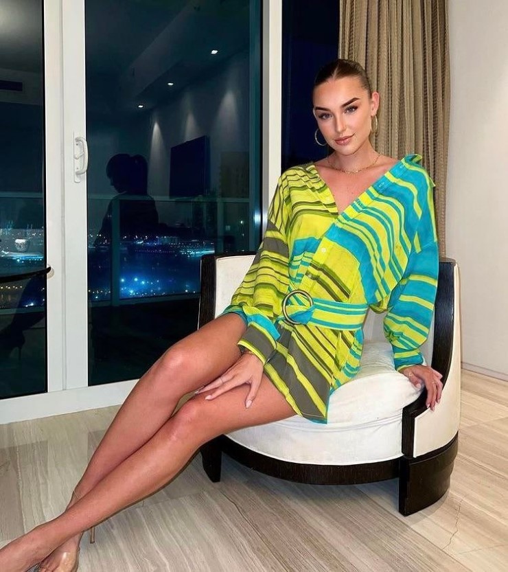 Taylor Bryant  nude photo