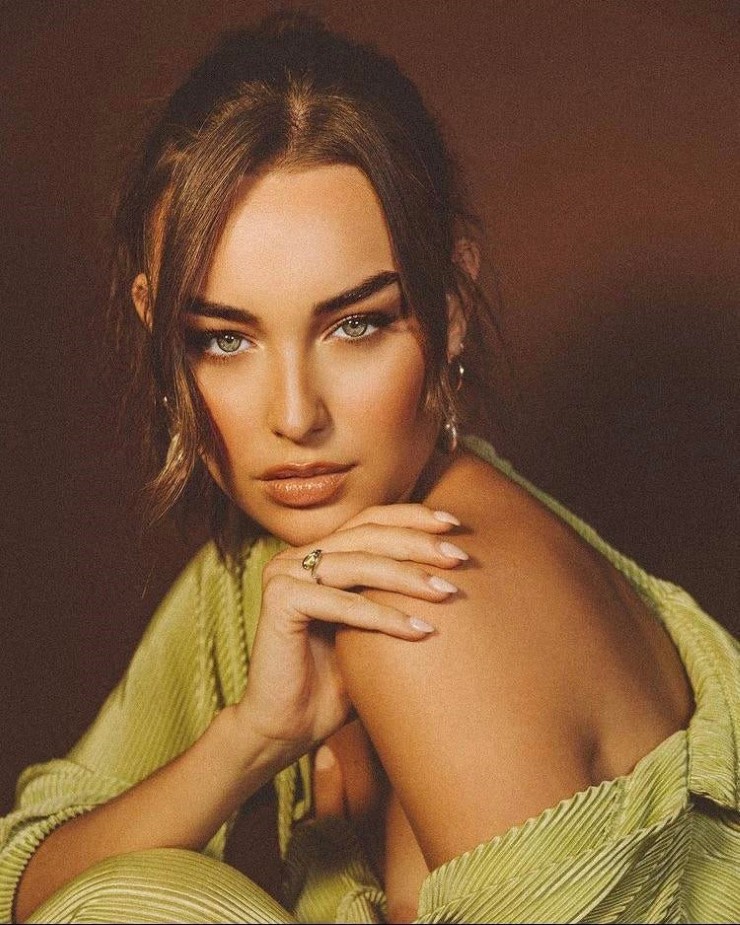 Taylor Bryant  nude photo