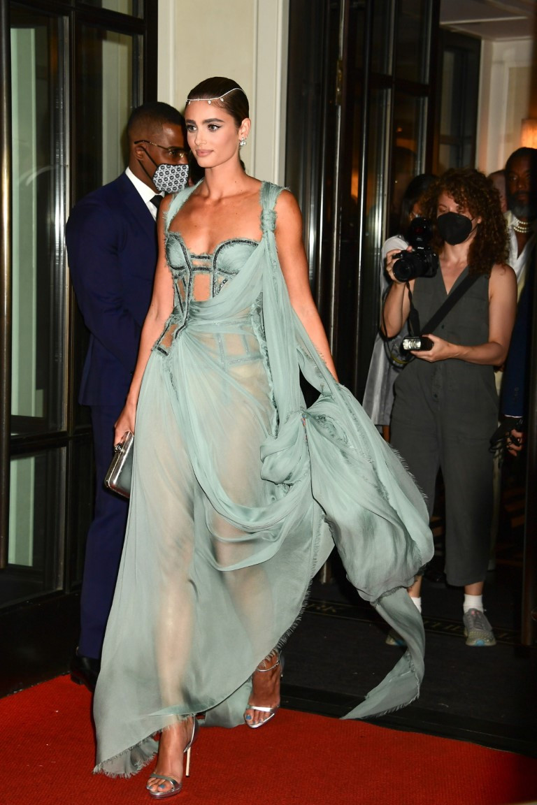 Taylor Hill  nude photo