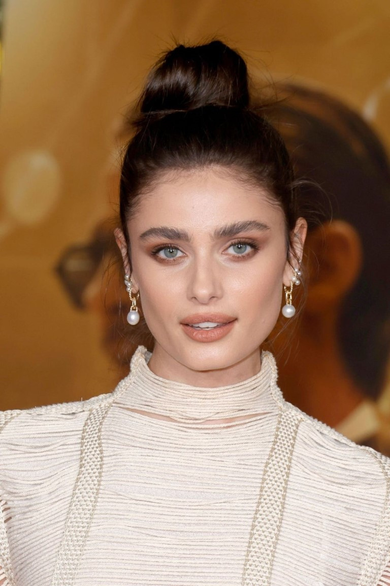 Taylor Hill  nude photo