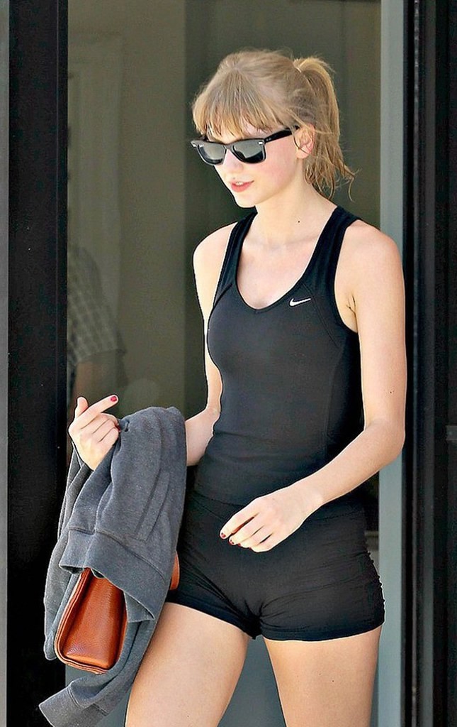 Taylor Swift Cameltoe Tight Shorts  nude photo