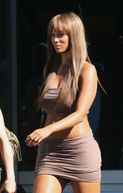 Tyra Banks Short Skirt  nude photo