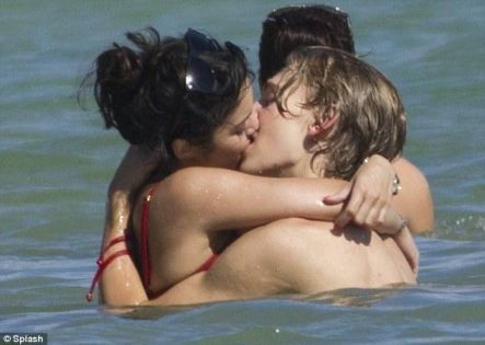 Vanessa Hudgens And Austin Butler Kiss  nude photo