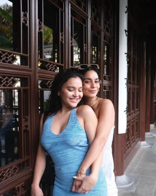 Vanessa Hudgens Beauties At The Botanical Gardens 1  nude photo