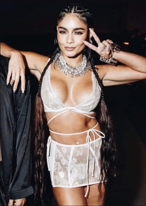 Vanessa Hudgens Peace  nude photo