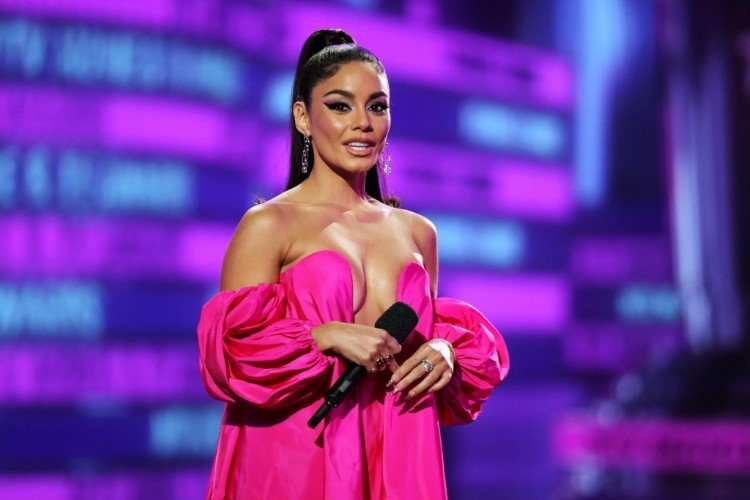 Vanessa Hudgens Pretty In Pink At The MTV Awards 11  nude photo