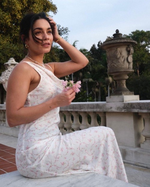 Vanessa Hudgens Simply Pretty 6  nude photo