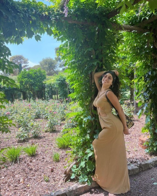 Vanessa Hudgens Sisters At A Rose Garden 1  nude photo