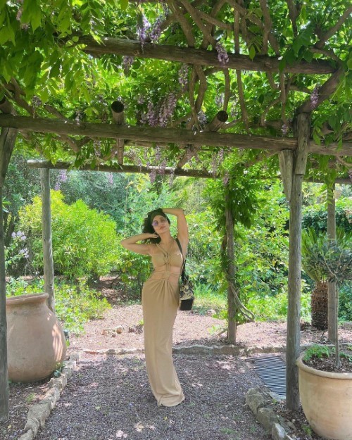 Vanessa Hudgens Sisters At A Rose Garden 3  nude photo
