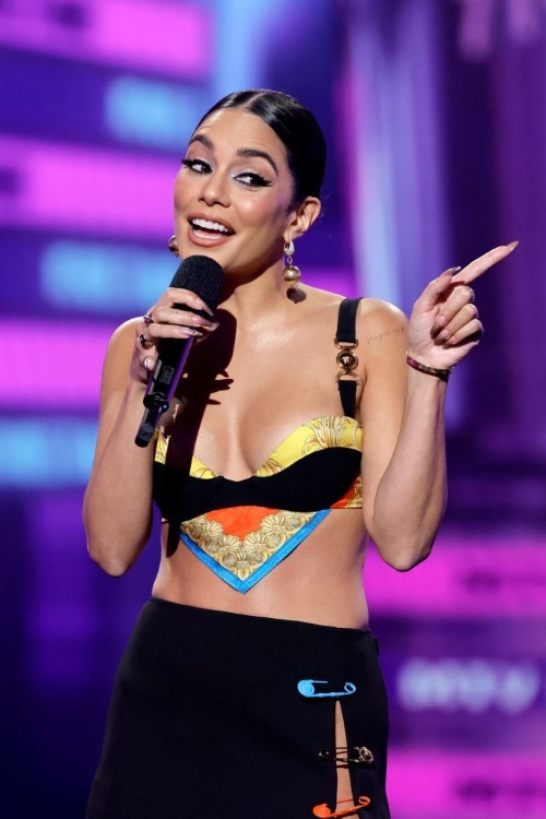 Vanessa Hudgens Vibrant Look At The MTV Awards 1  nude photo