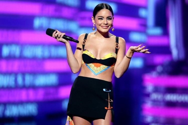 Vanessa Hudgens Vibrant Look At The MTV Awards 16  nude photo