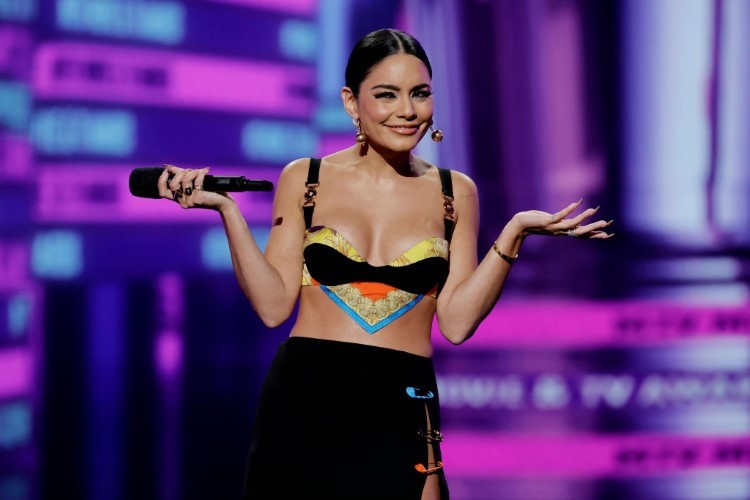 Vanessa Hudgens Vibrant Look At The MTV Awards 7  nude photo