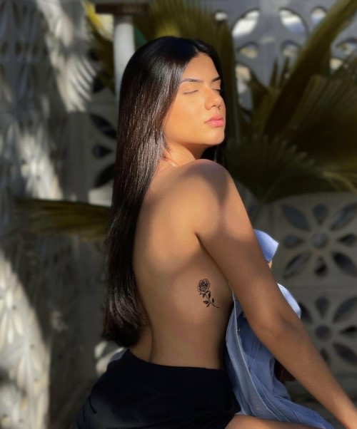 Victtoria Medeiros Braless  nude photo