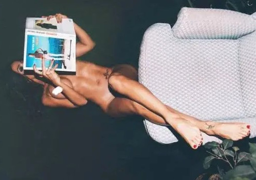 Vida Guerra Naked Hot Body Topless Reading Newspaper  nude photo
