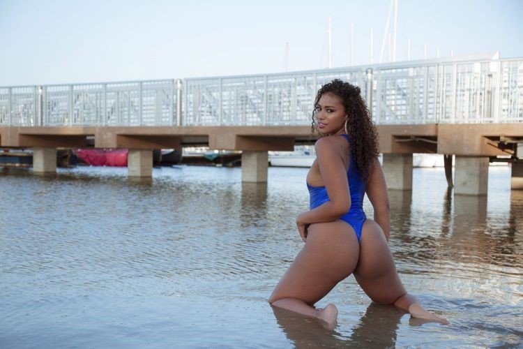 Viva La Victoria  nude photo