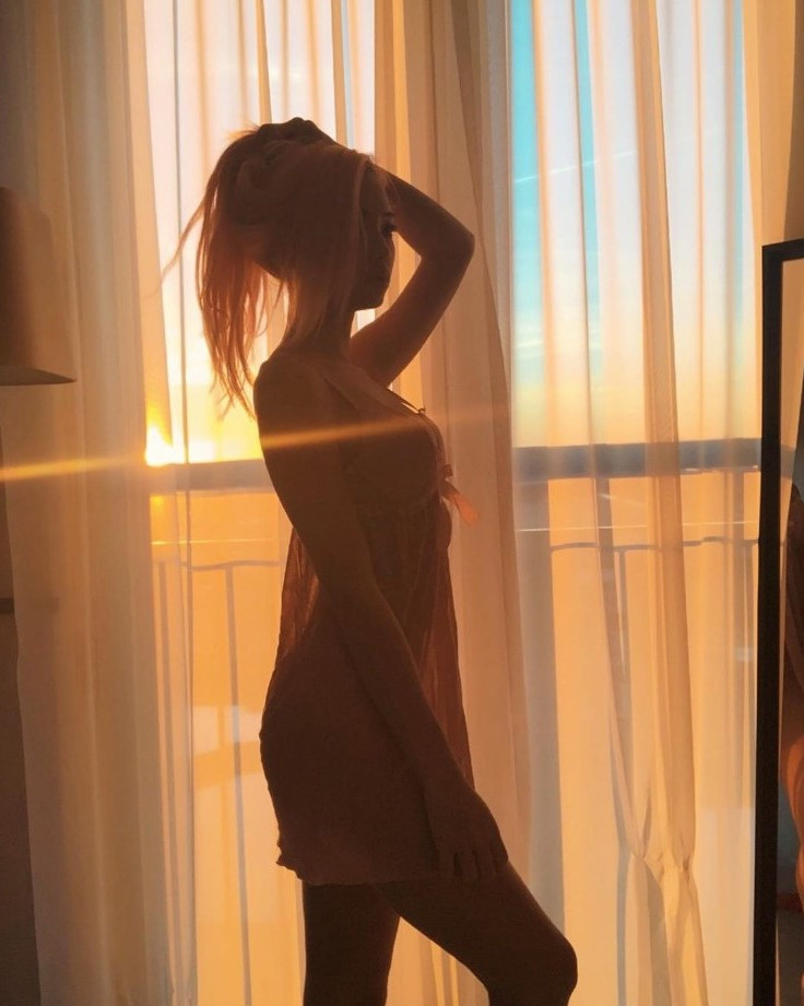 Vyvan Le  nude photo