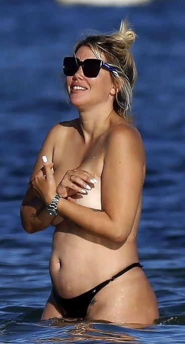 Wanda Nara 11  nude photo