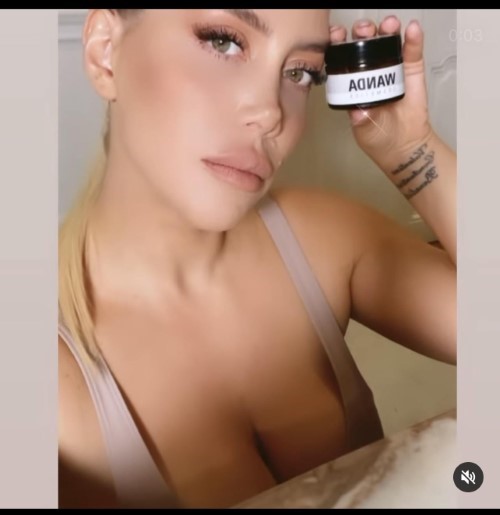 Wanda Nara 4(4)  nude photo