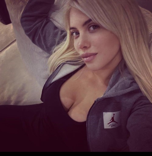 Wanda Nara Cleavage Hot Boobs  nude photo