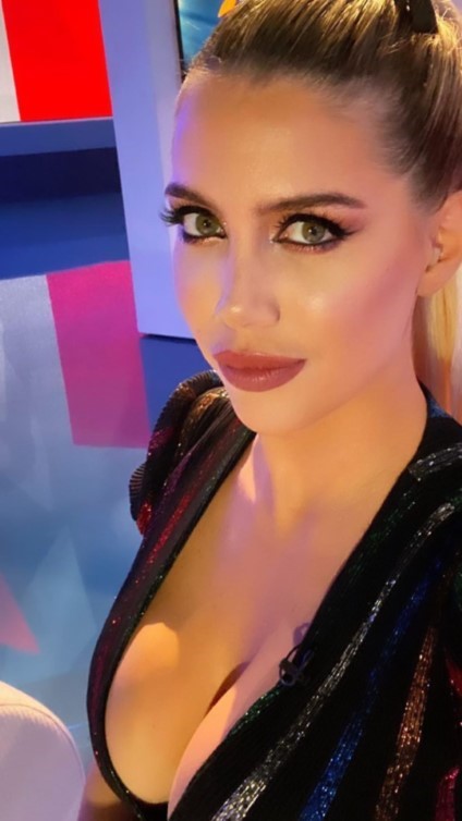 Wanda Nara Cleavage  nude photo