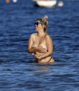 Wanda Nara Mostrando Como Siempre La Puta 6  nude photo