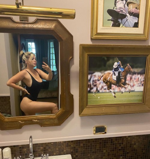 Wanda Nara ʟᴀ + ᴘᴜᴛᴀ  nude photo