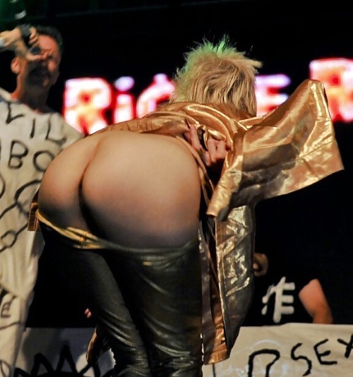 Yolandi Visser Showing Naked Ass On Stage  nude photo