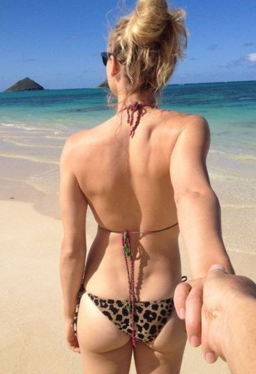 Yvonne Strahovski Great Hot Butt On The Beach  nude photo