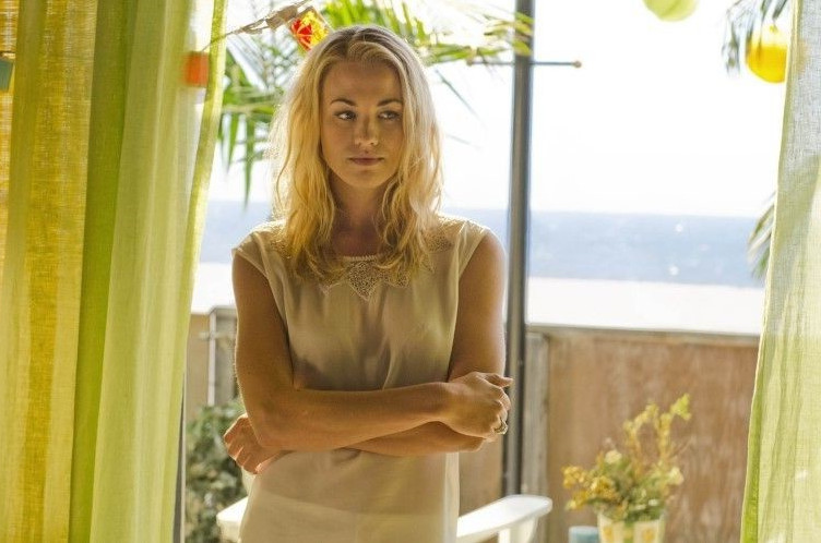 Yvonne Strahovski Looking Sexy  nude photo