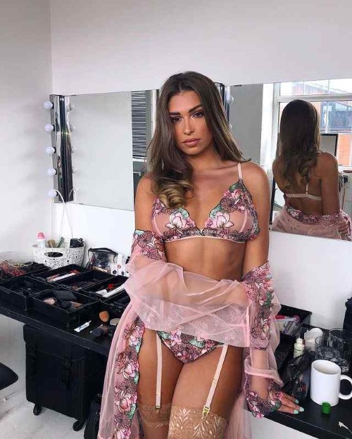 Zara McDermott  nude photo