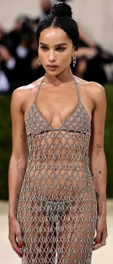 Zoe Kravitz Sexy Dress Without Bra  nude photo