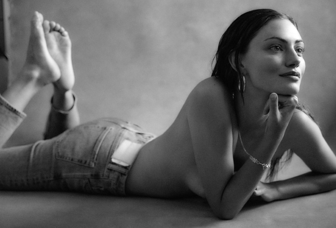 Actress Phoebe Tonkin Posing Braless  nude photo