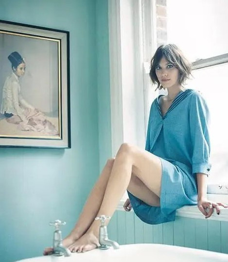 Alexa Chung Feet Hot Legs  nude photo