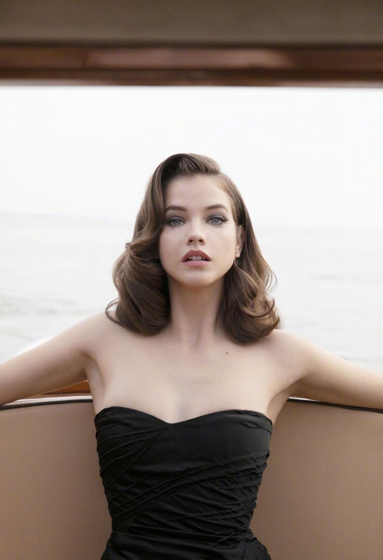 Barbara Palvin  nude photo