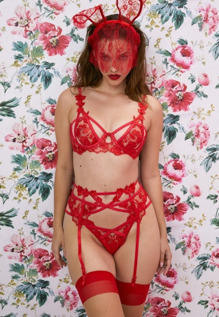 Barbara Palvin  nude photo