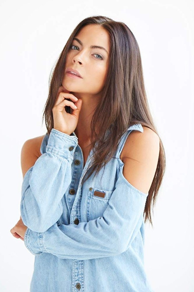 Caitlin Carver  nude photo