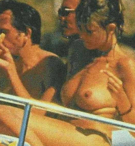 Claudia Schiffer Paparazzi Nude  nude photo