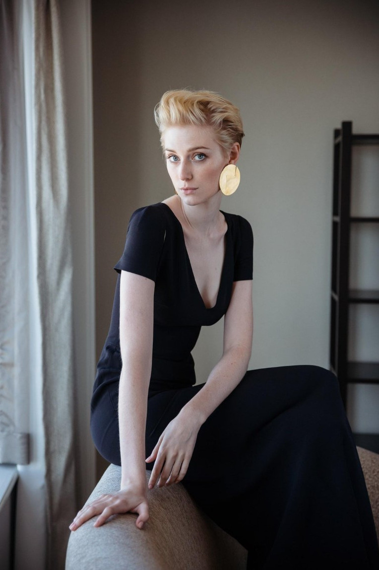 Elizabeth Debicki  nude photo