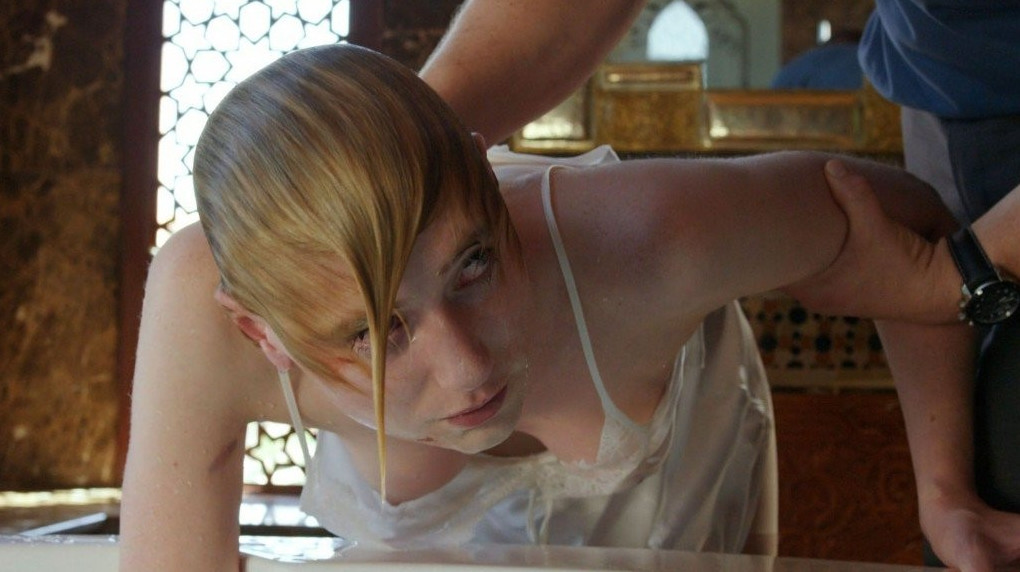 Elizabeth Debicki  nude photo