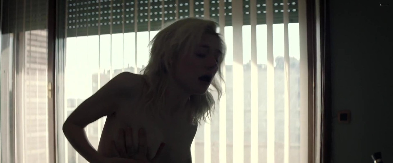 Elizabeth Debicki  nude photo