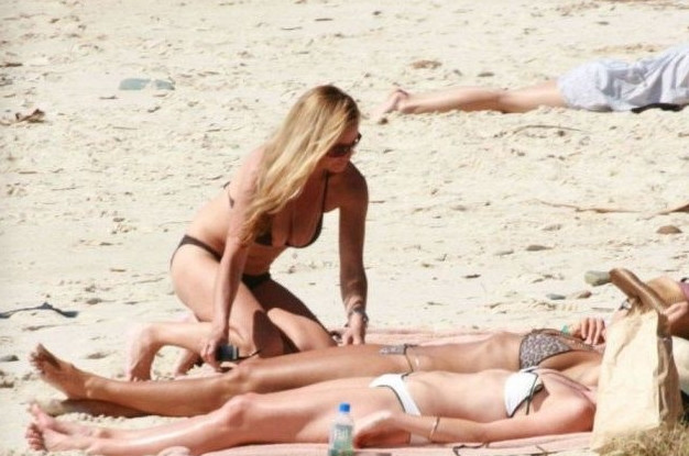 Elle Macpherson Oops  nude photo