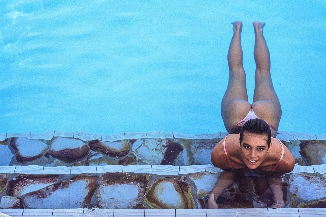 Elle Macpherson Perfect Booty In Bikini Sexy Model In Pool  nude photo