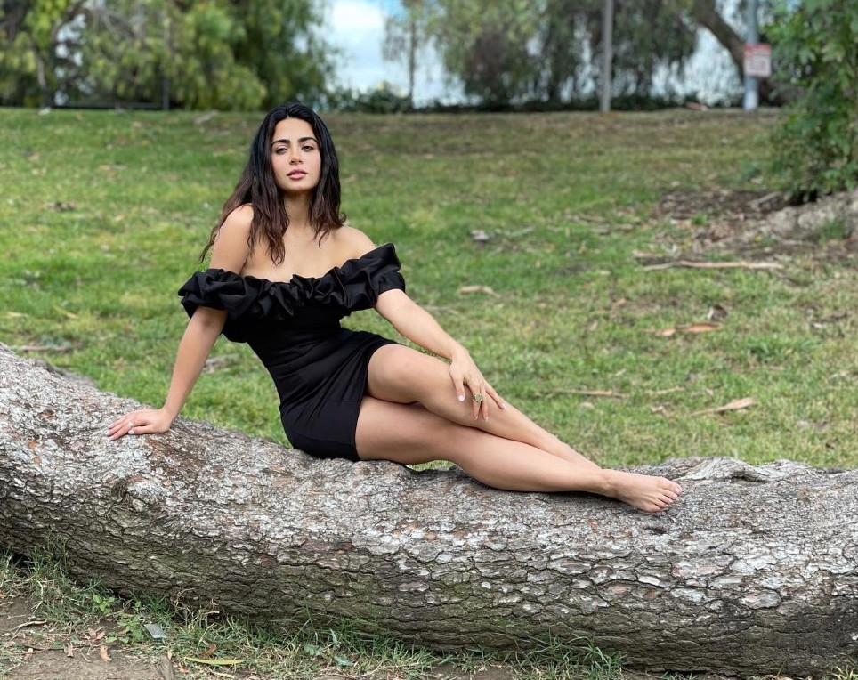 Emeraude Toubia Legs  nude photo