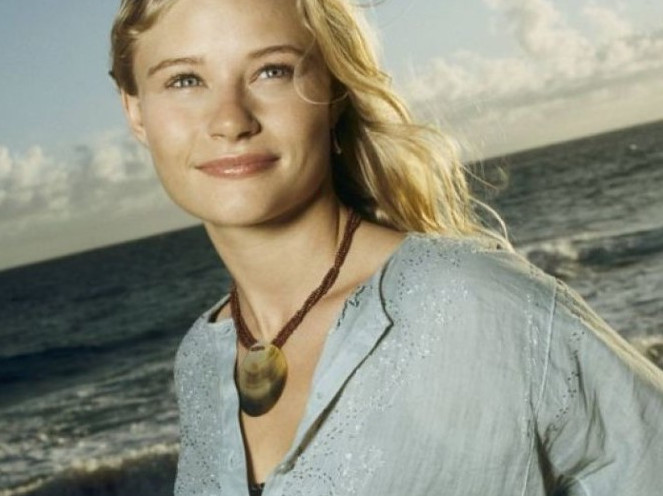 Emilie de Ravin  nude photo