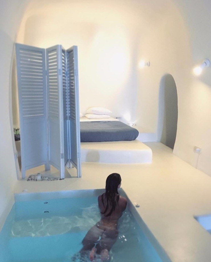 Emily Ratajkowski Nude In Pool Showing Sexy Ass  nude photo